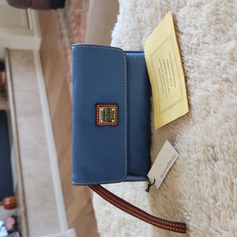 Gorgeous NWT Dooney & Bourke Blue Pebbled Leather Flap Over Wristlet 💙